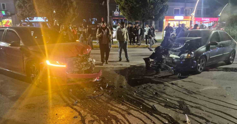 Otomobiller kafa kafaya çarpıştı: 2 yaralı