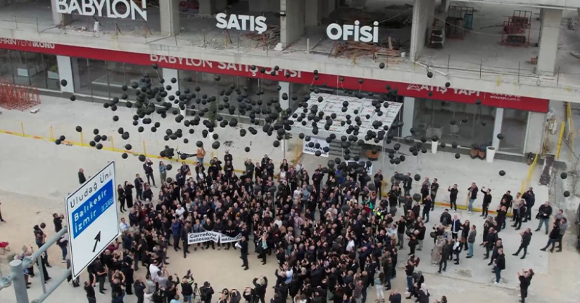 Binlerce mağdur gökyüzüne siyah balon bıraktı