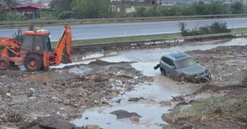 Heyelanın kapattığı otoyolda araçlar mahsur kaldı