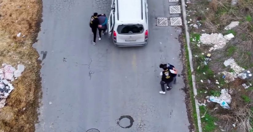 Esenyurt’ta kamyonetten uyuşturucu madde ticareti yapan şüphelilere suçüstü
