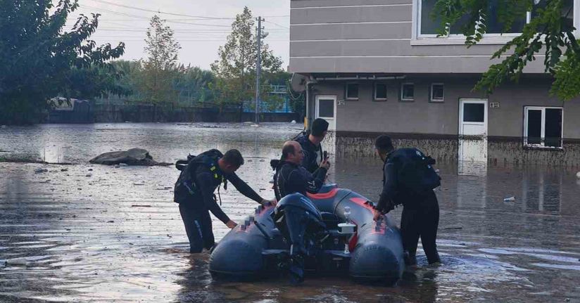 Sağanak yağışla evlerinde mahsur kalan vatandaşlar botla kurtarıldı
