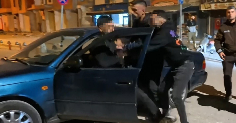 Tükürük yüzünden kavga çıktı, alkollü şahsı yakınları bile sakinleştiremedi