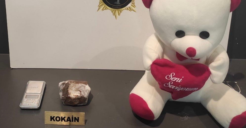 Oyuncak ayı içine gizlenen kokain ele geçirildi: 1 gözaltı