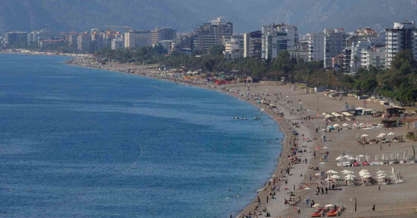 Türkiye kışı yaşarken Antalya’da yazdan kalma günler
