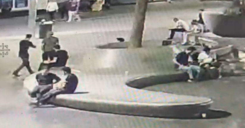 Taksim’de bankta uyuyan adamın telefonunu çaldı; mağduru yanlış tarafa yönlendirdi