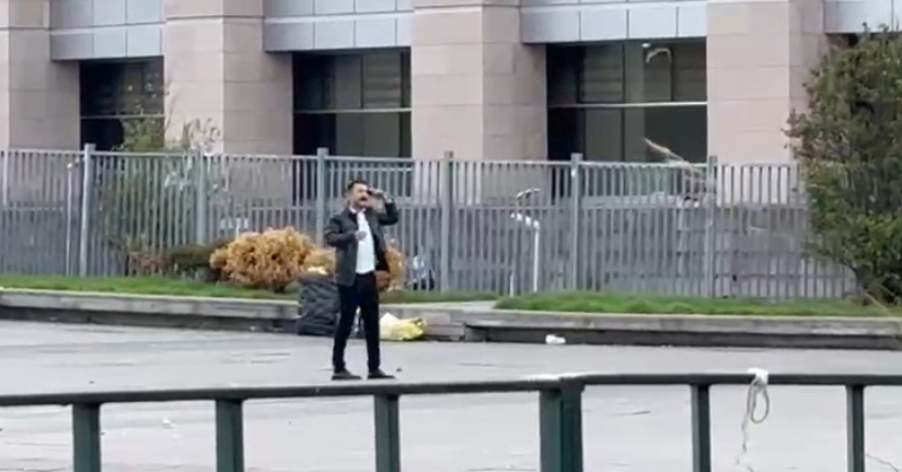 Çağlayan Adliyesi önünde başına silah dayadı, havaya ateş açıp kendini bacağından vurdu