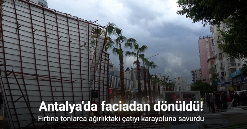 Fırtına tonlarca ağırlıktaki çatıyı karayoluna savurdu, muhtemel faciadan dönüldü