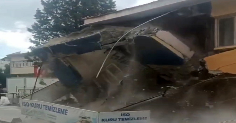 Sındırgı’da depremde hasar gören bina kendiliğinden yıkıldı