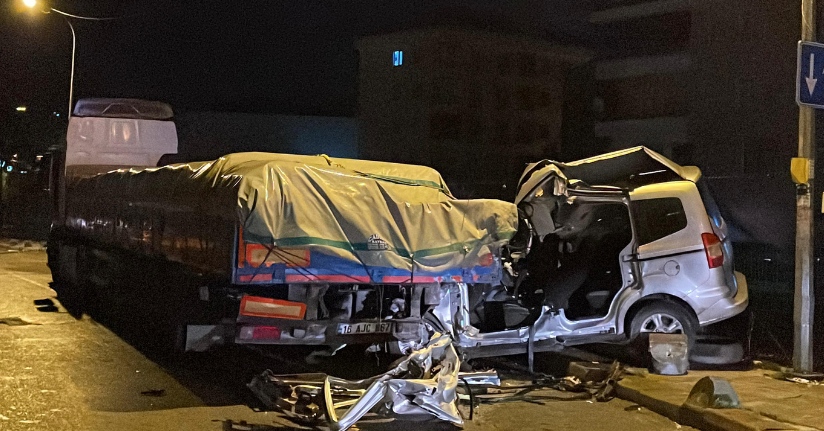 Sultanbeyli’de polisin 'dur' ihtarına uymayan sürücü, TIR'a çarptı: 1 ölü, 2 yaralı