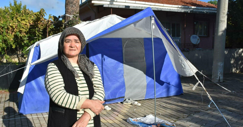 Sındırgı'da depremin ardından evlerine girmeye çekinenler, çadırlarda kalıyor