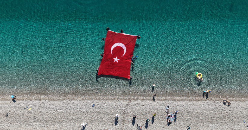 Bayramı su altında bayrak açarak kutladılar