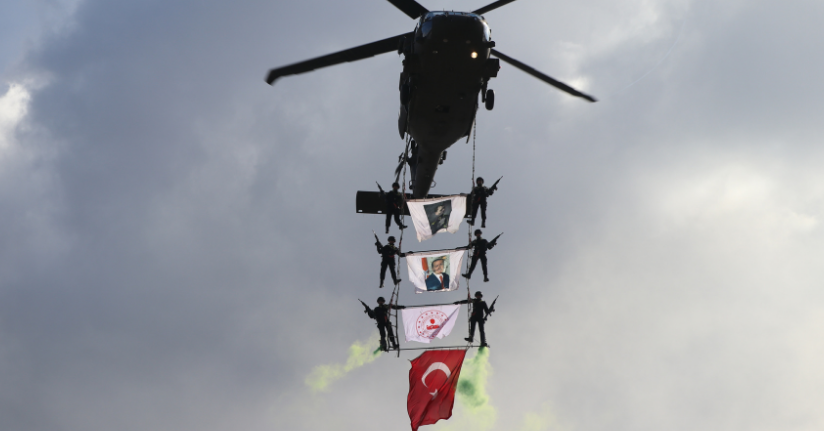 Komandolardan 29 Ekim'e özel 'üzüm salkımı' gösterisi 