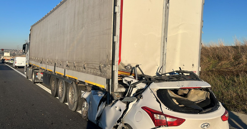 Silivri'de otomobil TIR'ın altına girdi: 1 ölü 