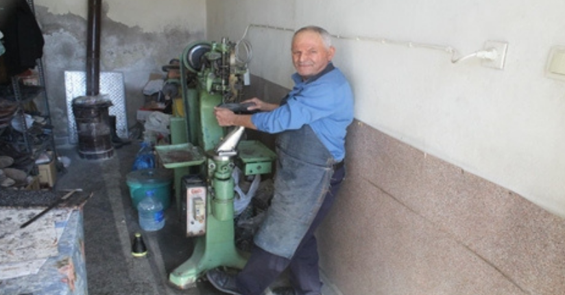 Babasından kalan 85 yıllık makine ile yarım asırdır ayakkabı tamir ediyorBabasından kalan 85 yıllık makine ile yarım asırdır ayakkabı tamir ediyor