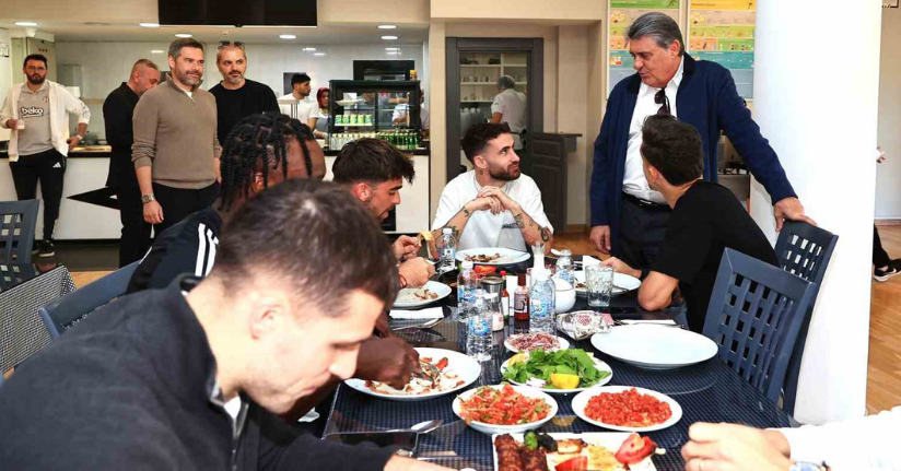 Beşiktaş Başkanı Serdal Adalı, Fenerbahçe derbisi öncesi futbol A takımıyla buluştu