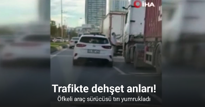 Öfkeli araç sürücüsü tırı yumrukladı... O anlar kamerada