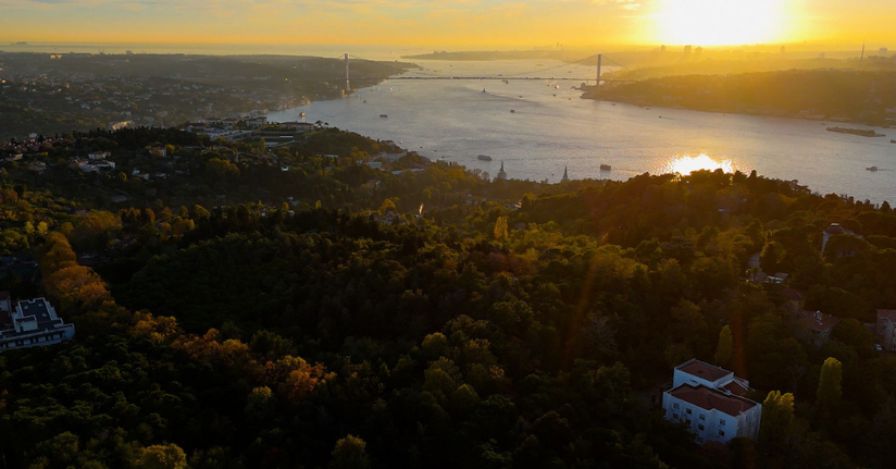 İstanbul Boğazı’nda gün batımında mest eden sonbahar manzarası