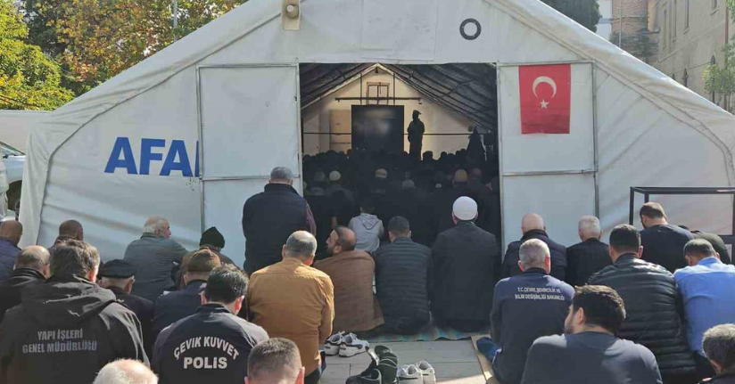 Depremin vurduğu Sındırgı’da cuma namazı çadırlarda kılındı
