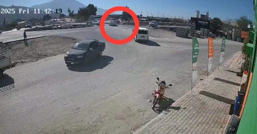 Ticari araç 2 motosiklete çarptı: 1 ölü, 5 yaralı