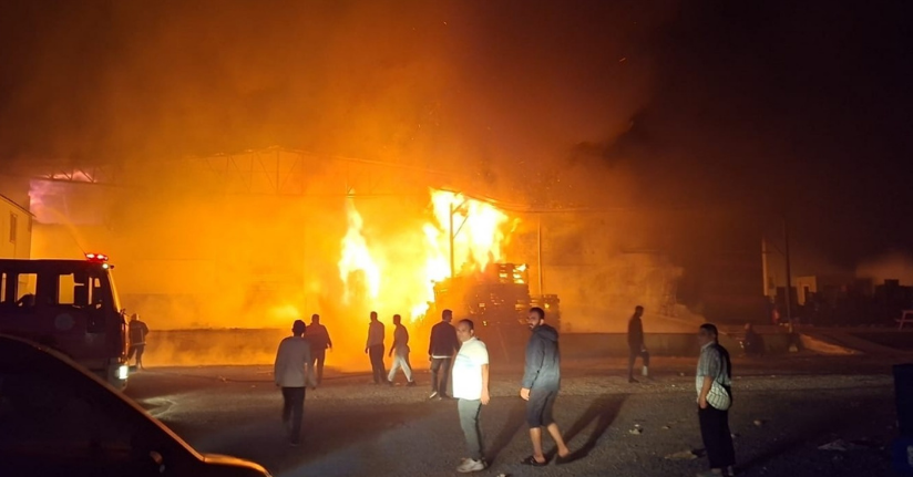 Antalya’da paketleme fabrikası alev alev yandı