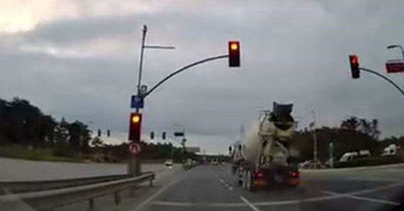 Arnavutköy’de kırmızı ışık ihlali faciaya davetiye çıkardıArnavutköy’de kırmızı ışık ihlali faciaya davetiye çıkardı