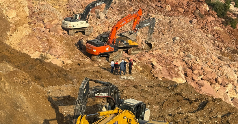 Göçük altında kalan kamyon şoförü için arama kurtarma çalışmaları durduruldu