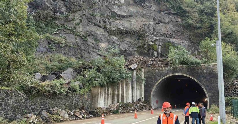 Sarp Sınır Kapısı yolunda heyelan