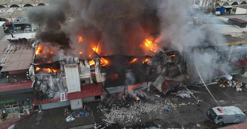 Hırdavat dükkanında çıkan yangını söndürme çalışmaları devam ediyor