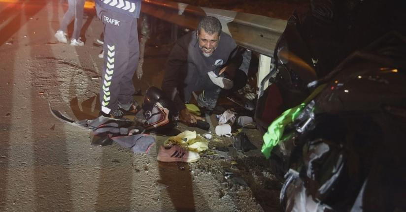 Kazada ölen 17 yaşındaki yeğeninin eşyalarını olay yerinde gözyaşlarıyla topladı