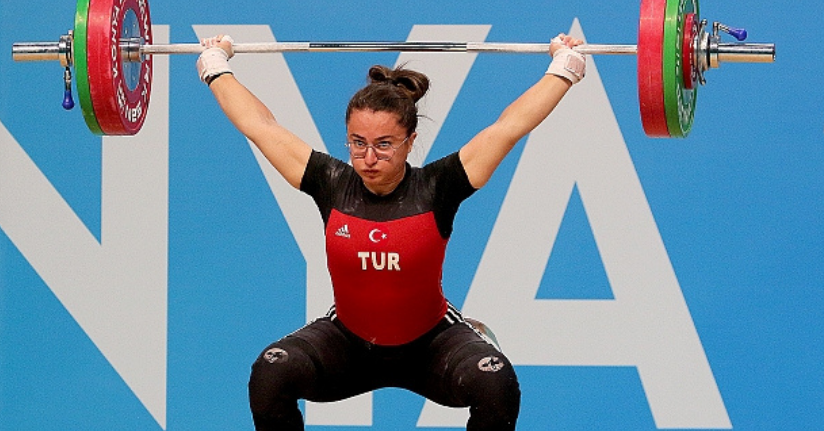 Milli halterci Aysel Özkan’dan Riyad’da 3 altın madalya