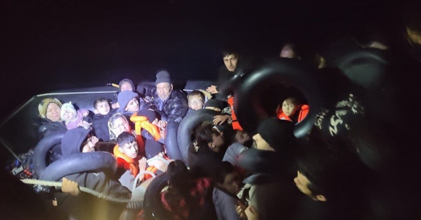 İzmir açıklarında 14 göçmen kurtarıldı, 35 göçmen yakalandı