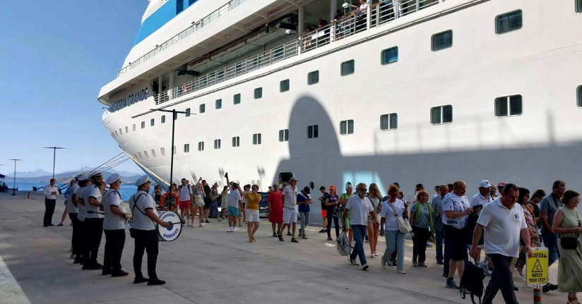 Bodrum'a 10 ayda deniz ve havadan 1 milyonu aşkın turist geldi