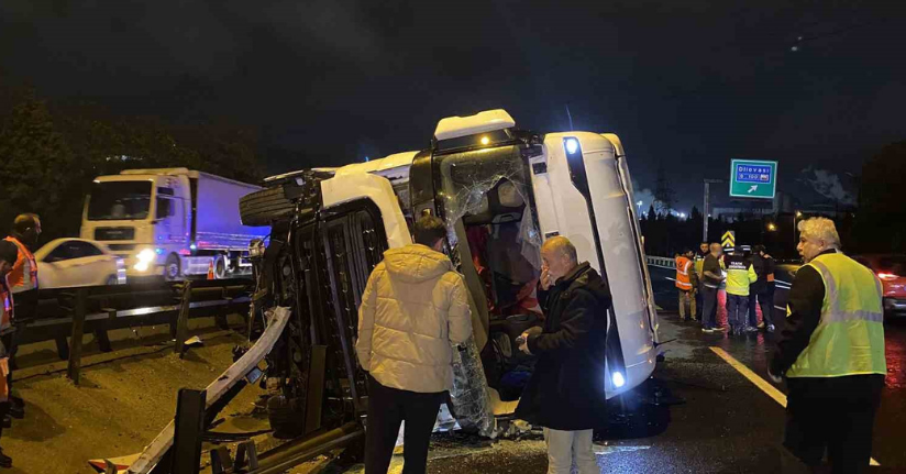 TEM’de tır devrildi, kasadaki granül yola saçıldı: 1 yaralı