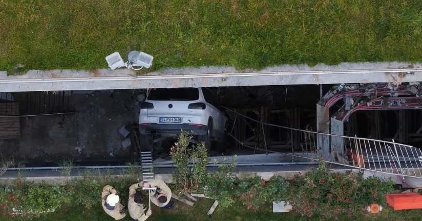 Otoparktan çıkan kadın sürücü araçlara çarparak boşluğa düştü
