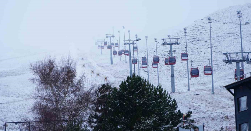 Erciyes’te kar yağışı, dağ beyaza büründü