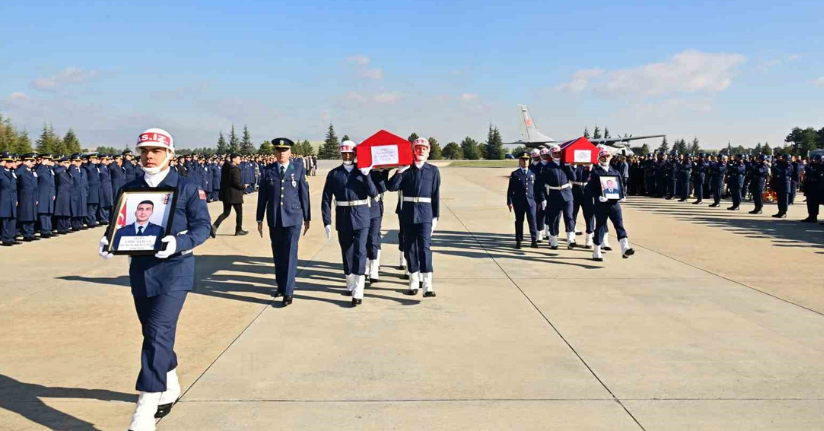 İki hava şehidi uçakla Eskişehir’e getirildi