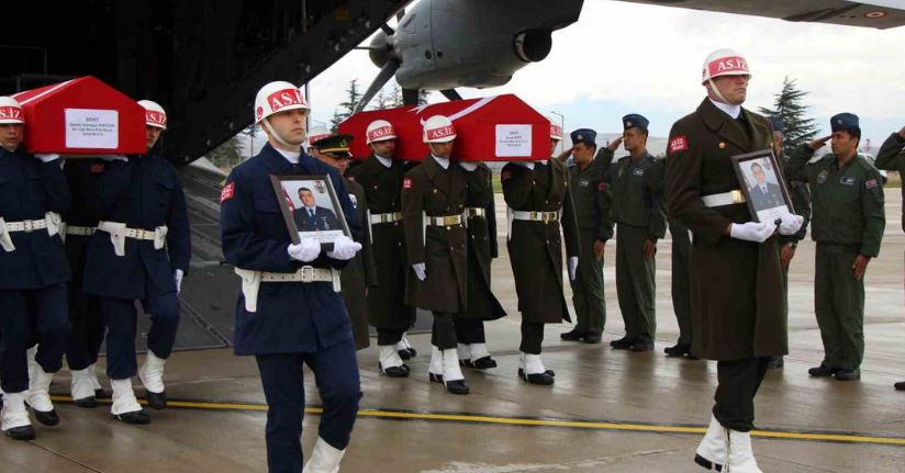 Şehit babasını oyuncağına sarılarak bekledi