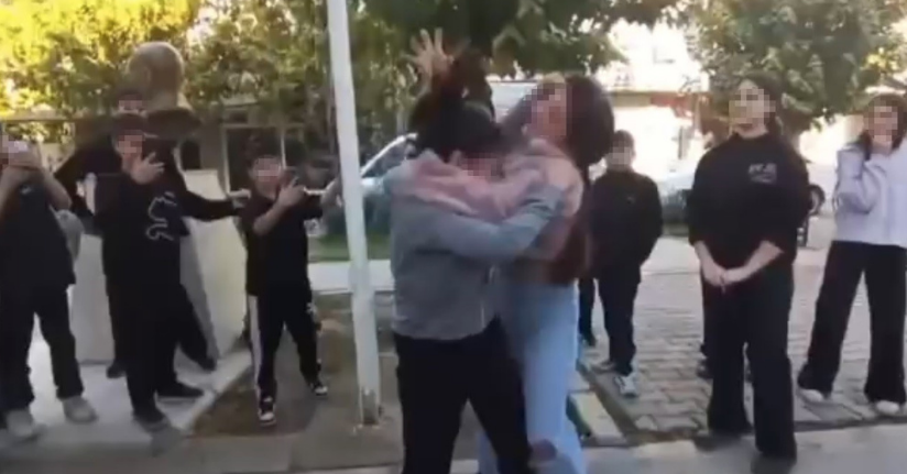 Ortaokullu kızlar birbirine girdi, arkadaşları ayırmak yerine video çekti