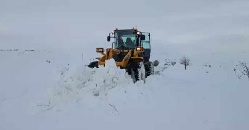 Sivas'ta 46 yerleşim yerinin yolu, kardan kapalı