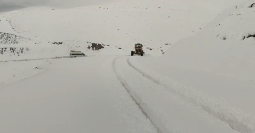 Siirt’te karda araçlar yolda mahsur kaldı