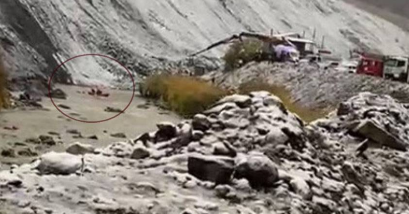 Kayadan kaçan araç Zap Suyu’na düştü: 4 madenci kurtarıldı