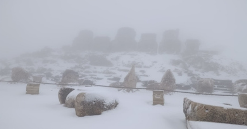 Nemrut Dağı'nda heykeller beyaz örtüyle kaplandı