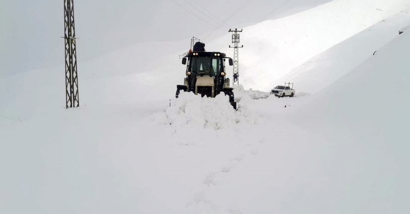 Hakkari’de kardan kapanan 9 köy ve 21 mezra yolu ulaşıma açıldı