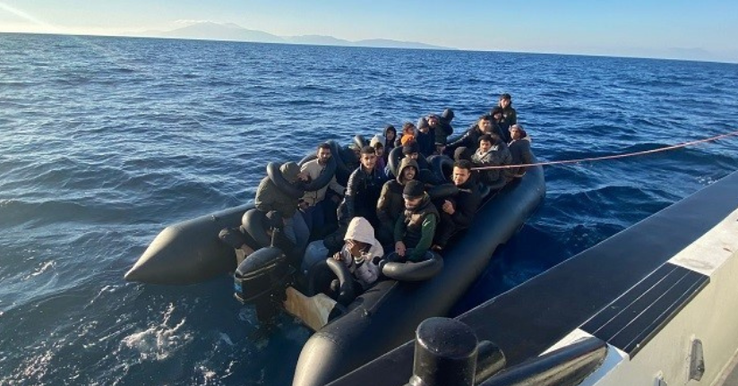 İzmir açıklarında 63 düzensiz göçmen yakalandı