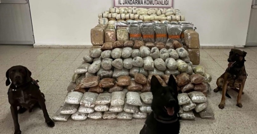 Zehir tacirlerine geçit yok: Tır ve kümeste 324 kilo uyuşturucu ele geçirildi