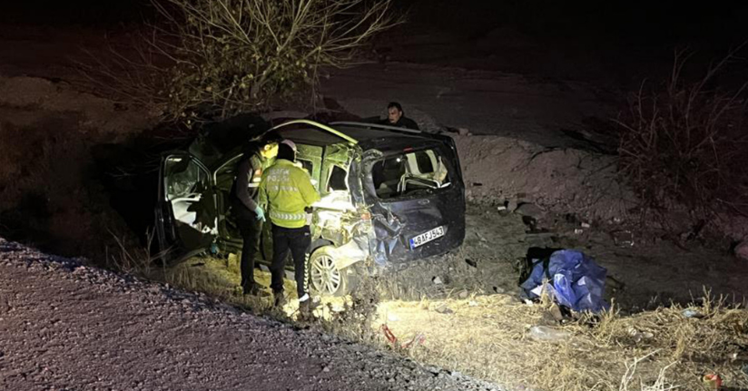 Hafif ticari araç şarampole devrildi: 1 ölü, 3 yaralı