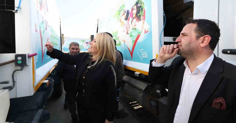 Çöp kamyonlarından çiçek kokuları yayılıyor