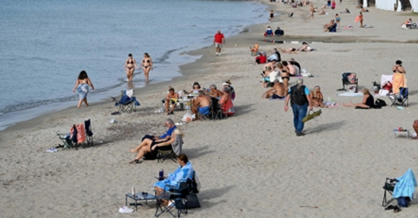 Kuşadası'nda sahiller doldu; denize girdiler
