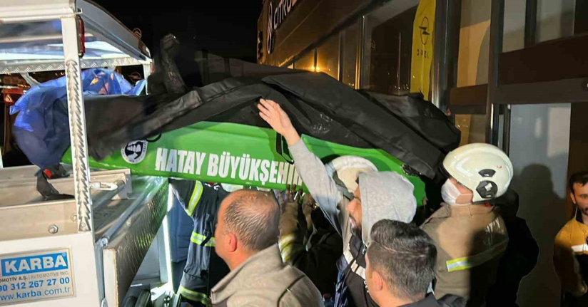 Yangından kaçmak isterken alevlerin içerisine giren 2 kişi yanarak can verdi