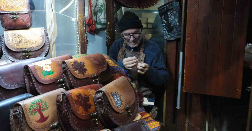 66 yıldır teknolojiye direnerek çanta yapıyor